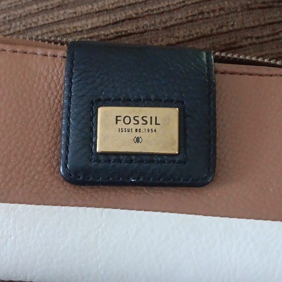 Fossil Two-Toned  Wallet - Picture 2 of 6